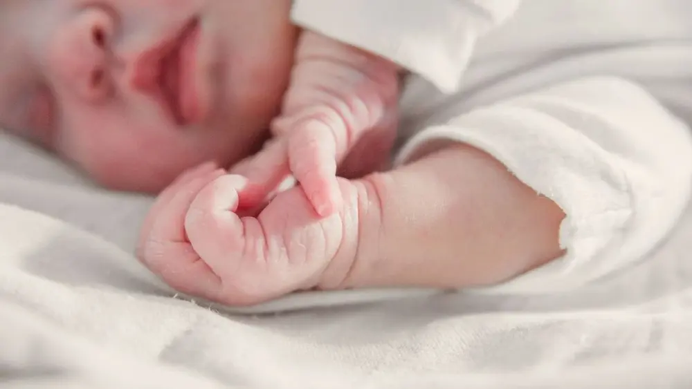 Como vestir um recém-nascido na maternidade